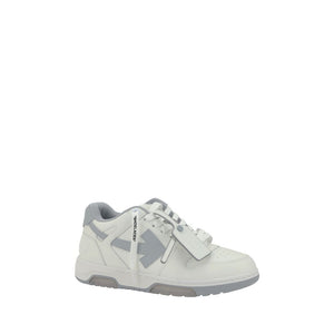 Weiße Gummisneaker im Low-Top-Stil