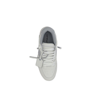 Weiße Gummisneaker im Low-Top-Stil