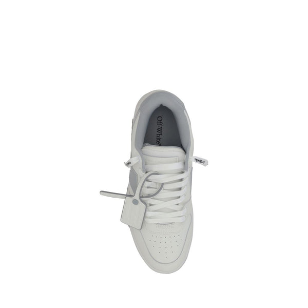 Weiße Gummisneaker im Low-Top-Stil