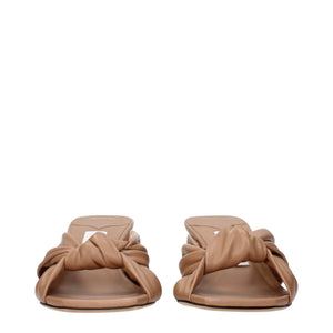 Beigefarbene Ledersandalen