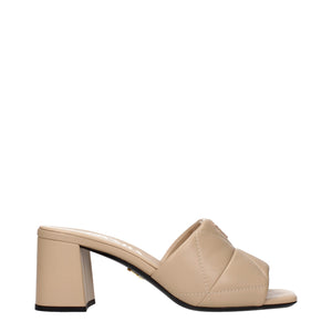 Beigefarbene Leder-Hausschuhe