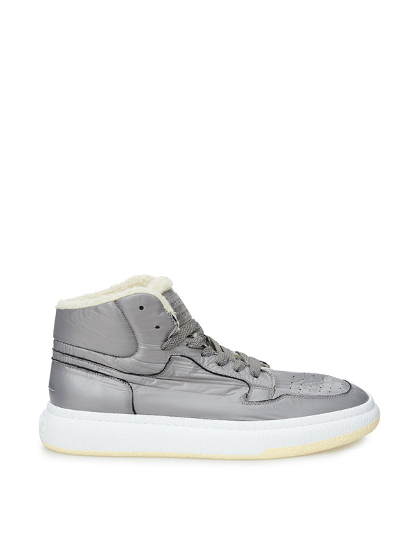 Graue technische Sneaker