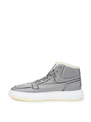 Graue technische Sneaker