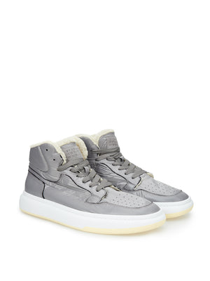Graue technische Sneaker