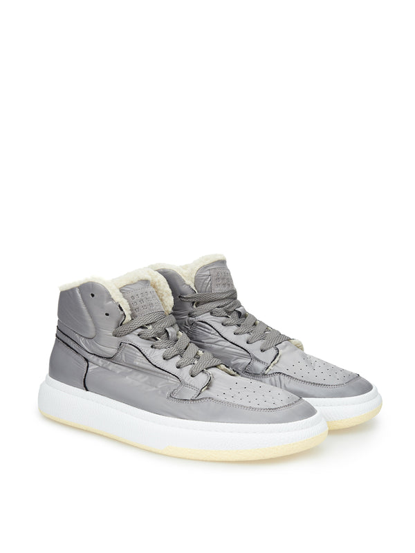 Graue technische Sneaker