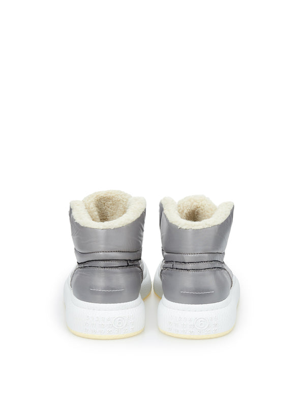 Graue technische Sneaker