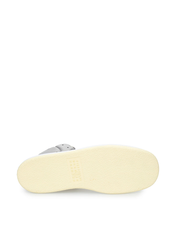 Graue technische Sneaker