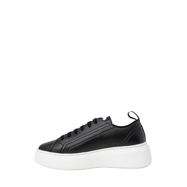Schwarze Sneakers aus Kunstleder