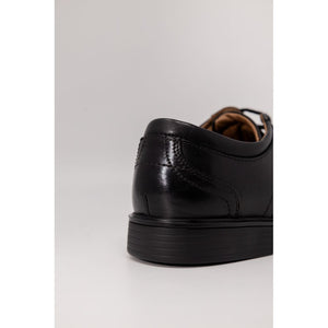 Schwarze Leder-Oxfords und -Derbies