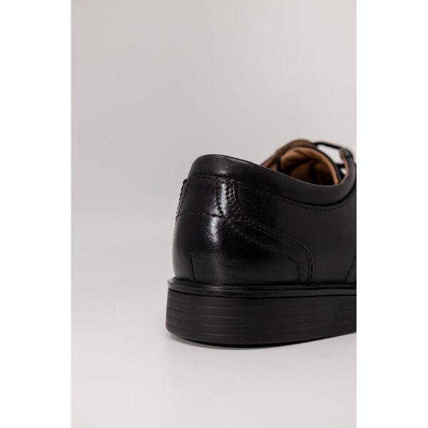 Schwarze Leder-Oxfords und -Derbies