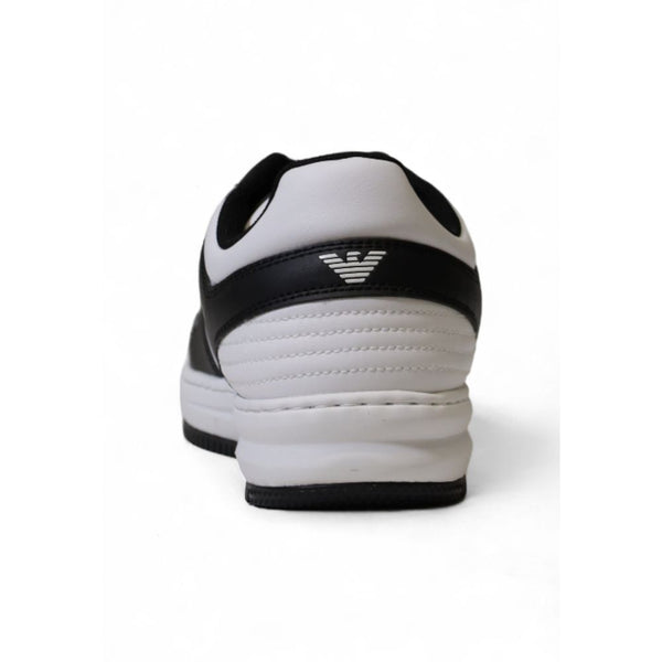 Schwarzer und weißer Polyester-Sneaker