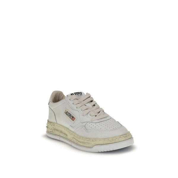 Weiße Leder-Sportschuhe