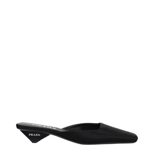Schwarze Satin-Flachsandalen