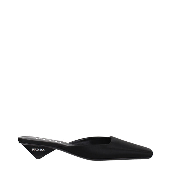 Schwarze Satin-Flachsandalen