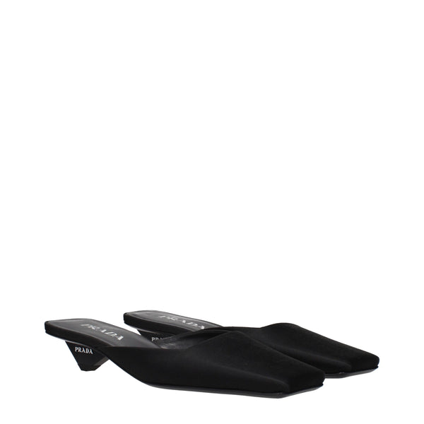 Schwarze Satin-Flachsandalen