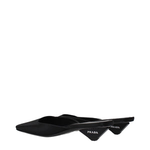 Schwarze Satin-Flachsandalen