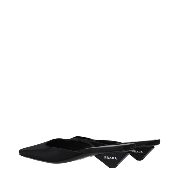 Schwarze Satin-Flachsandalen