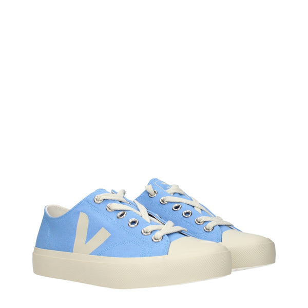 Hellblaue Stoff-Sneaker mit niedrigem Schaft