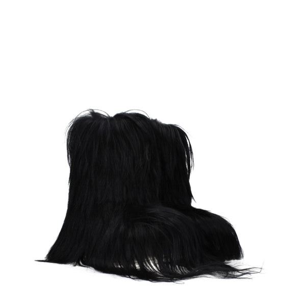 Schwarze Fellstiefel