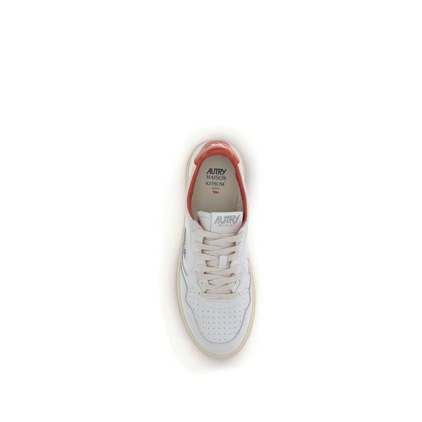 Weiße Leder-Sportschuhe
