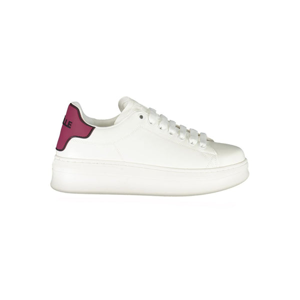 Sneaker aus rotem Polyethylen