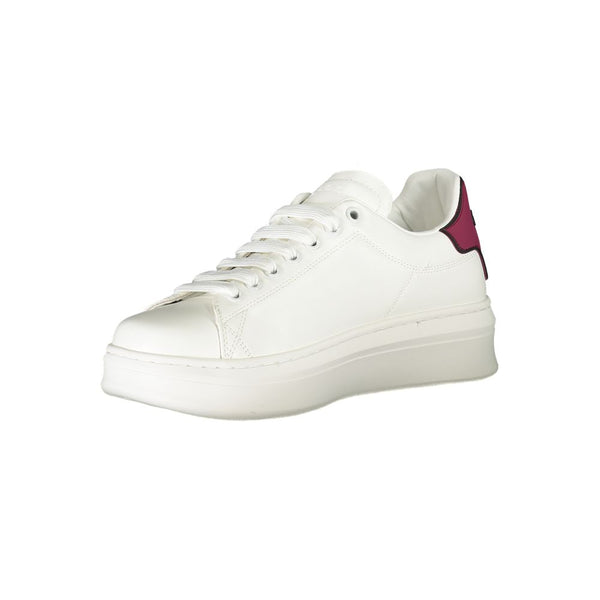 Sneaker aus rotem Polyethylen