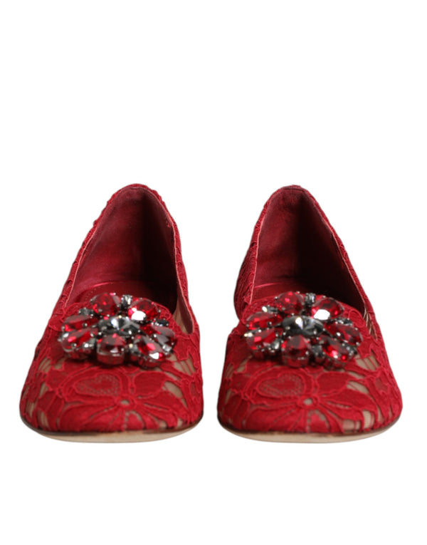 Rote Spitzenschuhe mit Kristallen