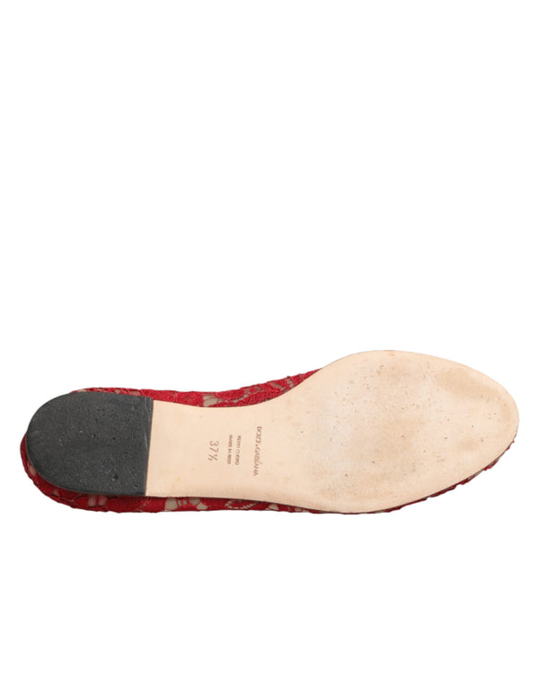 Rote Spitzenschuhe mit Kristallen