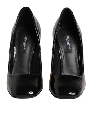 Schwarze Goldfarbene Lackleder-Logo-Pumps