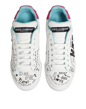 Weiße Leder-Sneaker mit Graffiti-Motiv