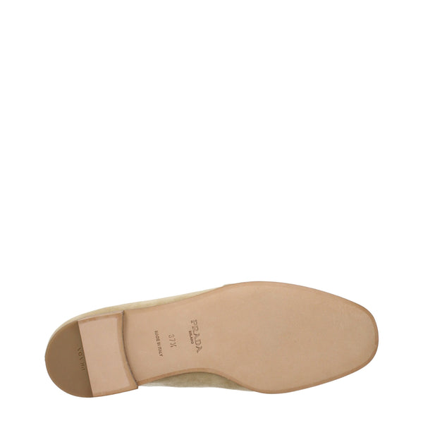 Beigefarbene Wildleder-Slipper