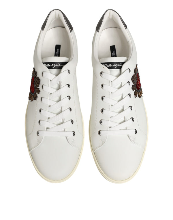 Weiße Leder-Sneaker mit Herz-Verzierung