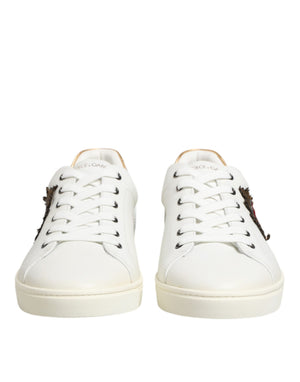 Weiße Sneakers mit Herz-Verzierung