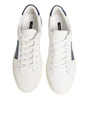 Weiße und blaue Sneakers aus Leder mit Logo-Patch