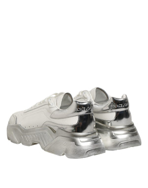Weiße und silberne Daymaster Sneakers
