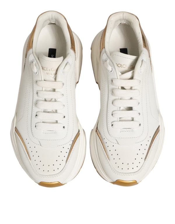 Weiße und goldene Daymaster Sneakers