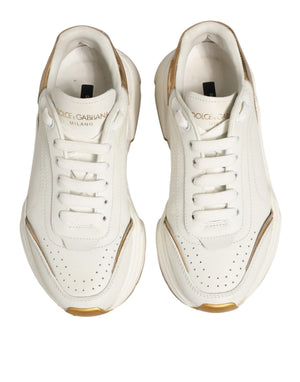 Weiße und goldene Daymaster Sneakers