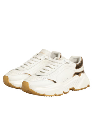 Weiße und goldene Daymaster Sneakers