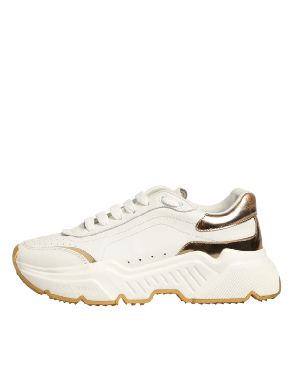 Weiße und goldene Daymaster Sneakers