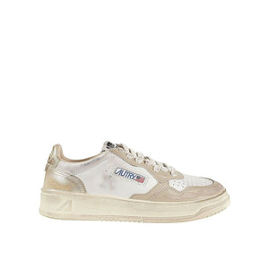 Beigefarbene Leder-Sneakers mit niedrigem Schaft