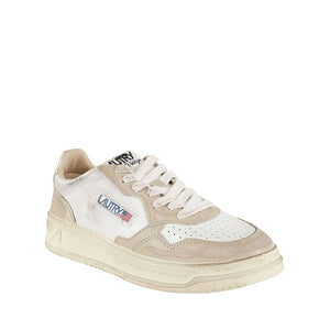 Beigefarbene Leder-Sneakers mit niedrigem Schaft
