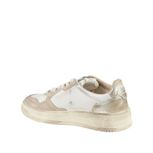 Beigefarbene Leder-Sneakers mit niedrigem Schaft