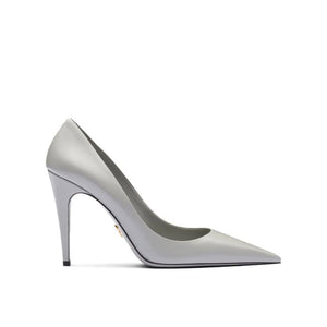 Graue Leder-Pumps mit hohem Absatz