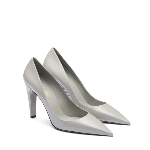 Graue Leder-Pumps mit hohem Absatz