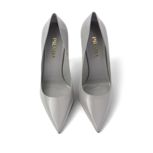 Graue Leder-Pumps mit hohem Absatz