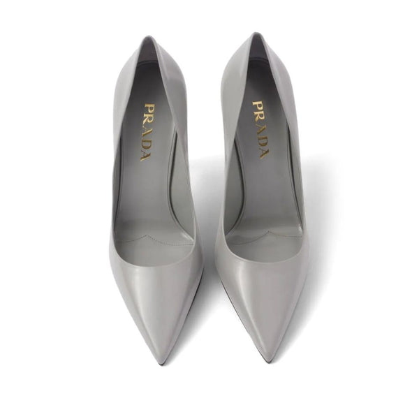 Graue Leder-Pumps mit hohem Absatz