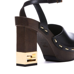 Schwarze Clogs aus Kalbsleder