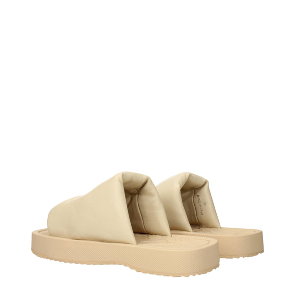 Beigefarbene Lederslipper