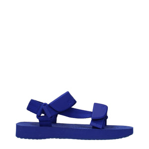 Blaue Stoff-Sandalen