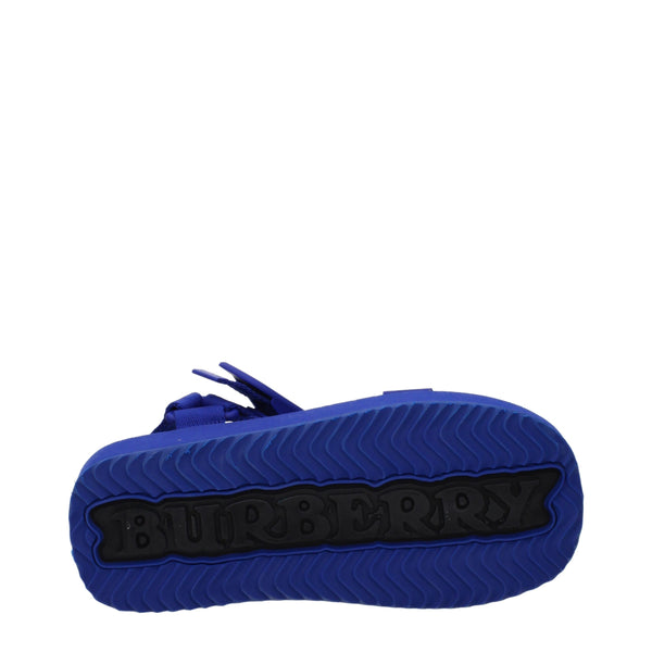 Blaue Stoff-Sandalen